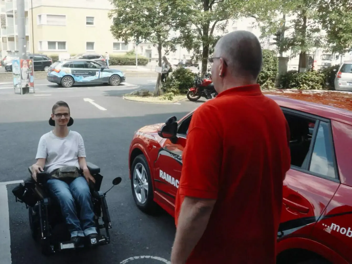 Jugendlicher mit Rollstuhl, der seinen Führerschein machen will.