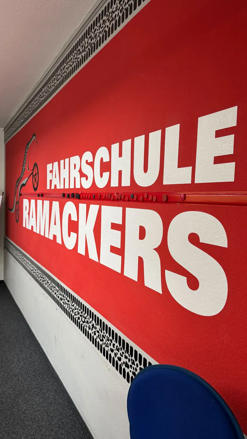 Großes Wandlogo in der Fahrschule Würzburg-Heidingsfeld